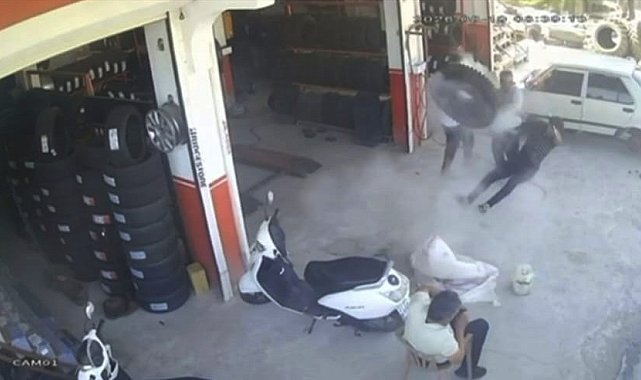 Otomobil lastiği tamir sırasında patladı; o anlar kamerada