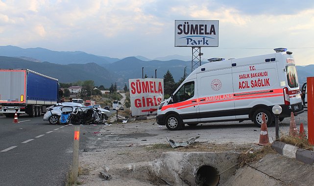 Otomobil menfeze çarptı; aynı aileden 2 ölü, 4 yaralı