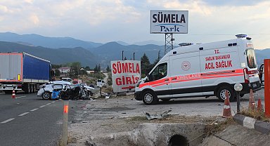 Otomobil menfeze çarptı; aynı aileden 2 ölü, 4 yaralı