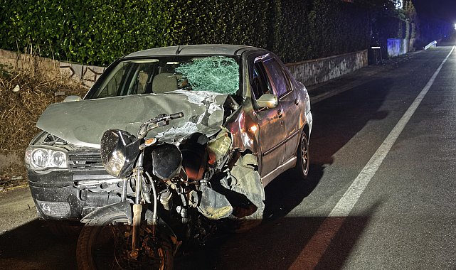 Otomobil motosiklete çarptı; 3 yaralı