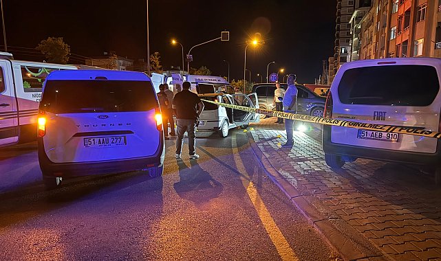 Otomobilde silahla başlarından vurulan kadın öldü, erkek yaralandı