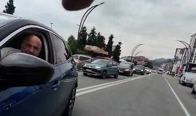Otomobilden inen 2 kişinin tartıştıkları bisikletliyi darbettiği anlar kamerada