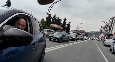 Otomobilden inen 2 kişinin tartıştıkları bisikletliyi darbettiği anlar kamerada