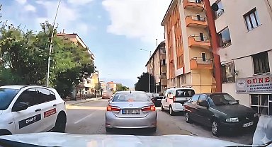Otomobilden yola çöp atanlar araç içi kamerasına yansıdı; sürücüye ceza kesildi