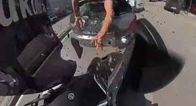 Otomobile çarpan motosikletin sürücüsü, metrelerce savruldu; kaza kask kamerasında