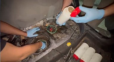 Otomobilin yakıt deposunda 6,5 kilo esrar ele geçirildi: 2 gözaltı