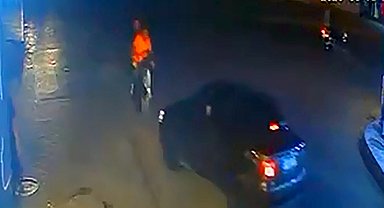 Otomobille çarpışan motosikletteki 2 kişi yaralandı; kaza kamerada