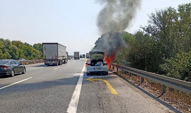 Otoyolda alev alan otomobil yandı