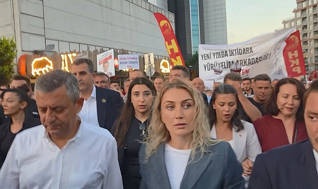 Özgür Özel, Beylikdüzü'nde yürüyüşe katıldı