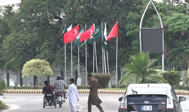 Pakistan, Mekke Ortak Savunma Anlaşması'nı kutluyor; sokaklar Türkiye ve Suudi Arabistan bayraklarıyla süslendi