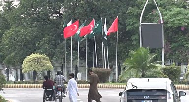 Pakistan, Mekke Ortak Savunma Anlaşması'nı kutluyor; sokaklar Türkiye ve Suudi Arabistan bayraklarıyla süslendi