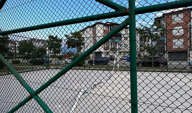 Parkta oynarken üzerine demir direk devrilen çocuk yaralandı