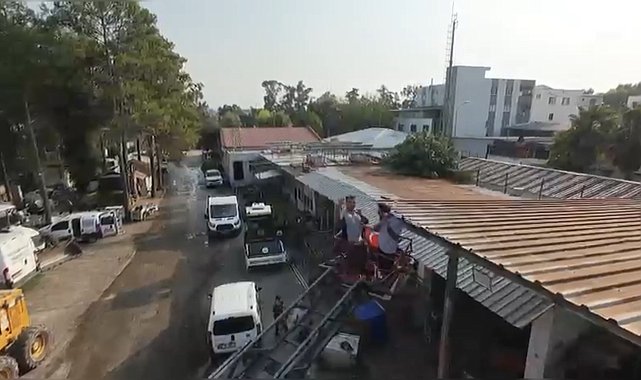 Patrondan çatıda güneş altında çalışan işçilere dronla soğuk içecek servisi