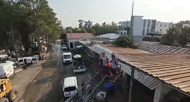 Patrondan çatıda güneş altında çalışan işçilere dronla soğuk içecek servisi
