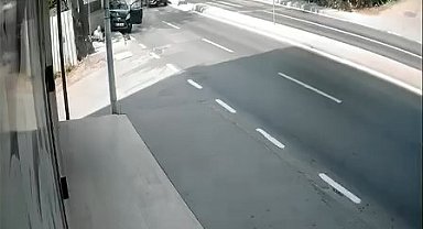 Pendik'te yayayı fark edip manevra yaptı; vurduğu çöp konteyneri dede ve torununa çarptı
