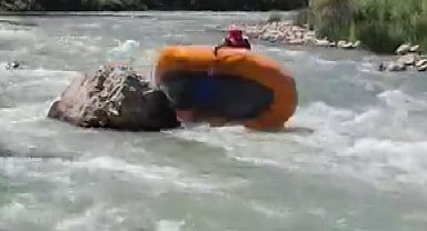 Rafting yarışında botları alabora olan sporcular zor anlar yaşadı