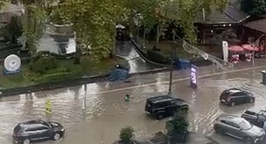 Rize'de sağanak cadde ve sokakları göle çevirdi