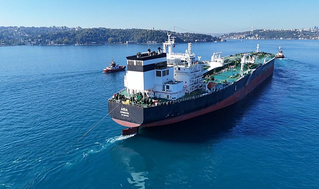 Rusya'da İHA saldırısına uğrayan gemi İstanbul Boğazı'ndan geçiyor -1