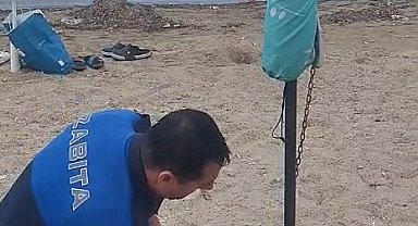 Sahilde zincirli şezlong ve şemsiyelere zabıta müdahalesi