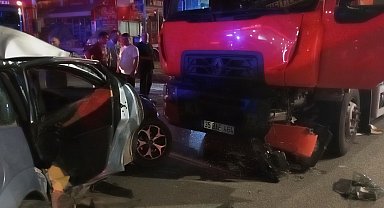 Samsun'da kamyon, otomobile çarptı: 3 yaralı