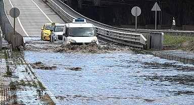 Samsun'da sağanak etkili oldu; sürücüler zor anlar yaşadı
