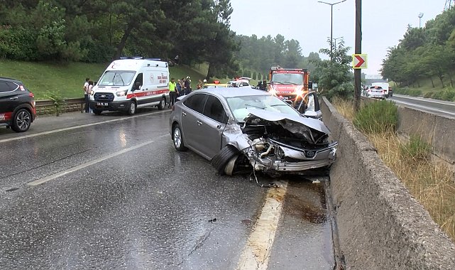 Sancaktepe'de kayganlaşan yolda 2 otomobil çarpıştı: 3 yaralı