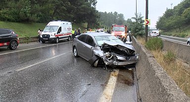 Sancaktepe'de kayganlaşan yolda 2 otomobil çarpıştı: 3 yaralı