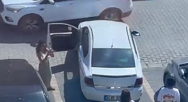 Sandalyeye oturup kafenin önüne otomobilini park etmek isteyen sürücüye engel oldu