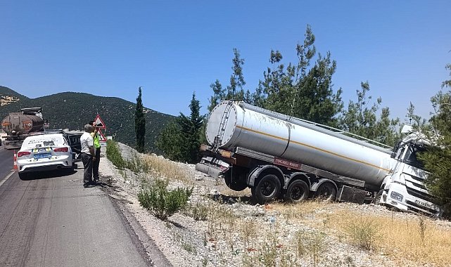 Şarampole devrilen tankerin şoförü yaralandı