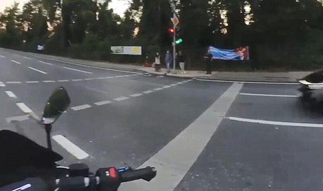 Sarıyer'de yolun karşısına geçmeye çalışan kadına aracın çarptığı anlar kamerada