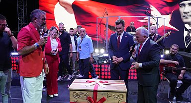 Şarkıcı Hakan Altun'a sahnede 'çeyiz sandığı' hediye edildi
