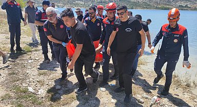 Sazlığa takılan balık yemleme botunu kurtarmaya çalışırken balçığa saplanıp öldü