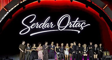 Serdar Ortaç, İstanbul Festivali'nde sahne aldı