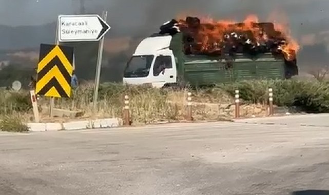 Seyir halindeki kamyondaki saman balyaları yandı; o anlar kamerada