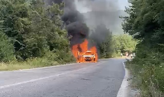 Seyir sırasında alev alan otomobil yandı