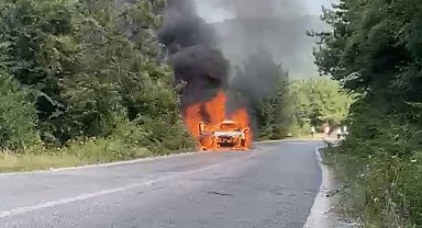 Seyir sırasında alev alan otomobil yandı