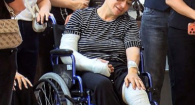 Silahlı kavgada öldürülen eşi ve oğlunun cenazesine yaralı halde tekerlekli sandalyeyle katıldı