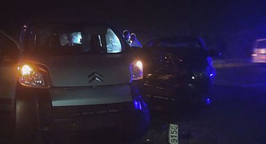 Silivri'de hafif ticari araç ile otomobil çarpıştı: 2'si çocuk 6 yaralı