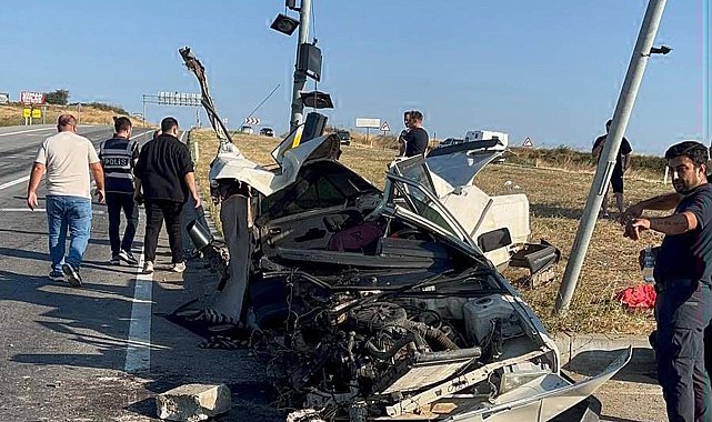 Sinyalizasyon direğine çarpıp ikiye bölünen otomobilden sağ çıktı