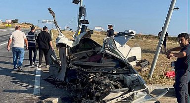 Sinyalizasyon direğine çarpıp ikiye bölünen otomobilden sağ çıktı
