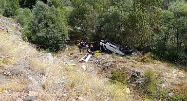 Sivas'ta minibüs uçuruma yuvarlandı; yaralılar var