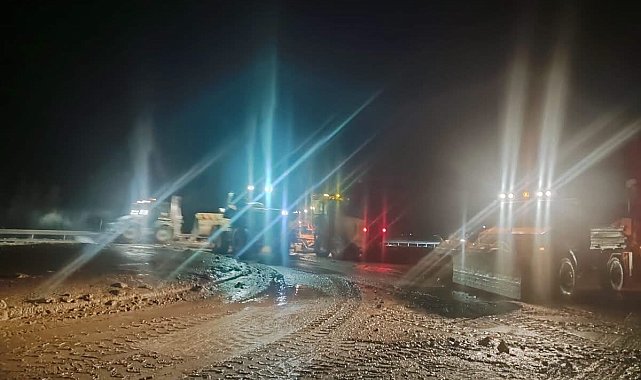 Sivas'ta sel sularıyla karayolu ulaşıma kapandı, araç kuyrukları oluştu