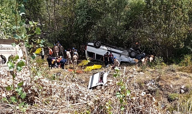 Sivas'ta yolcu minibüsü şarampole devrildi: 4 ölü, 10 yaralı