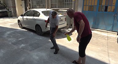 Sokağı istila eden pirelerden lavanta yağıyla korunmaya çalışıyorlar