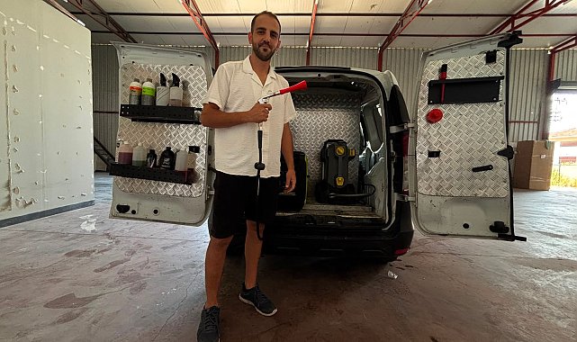 Sokak sokak dolaşıp, kirli araçları ücretsiz yıkayarak sürücülere sürpriz yapıyor