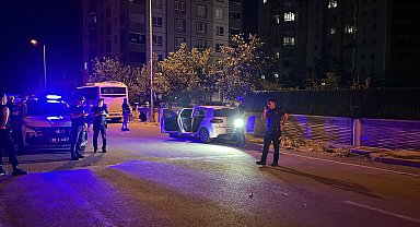 Sokaktaki silahlı kavgada tesadüfen olay yerinde bulunan çift yaralandı