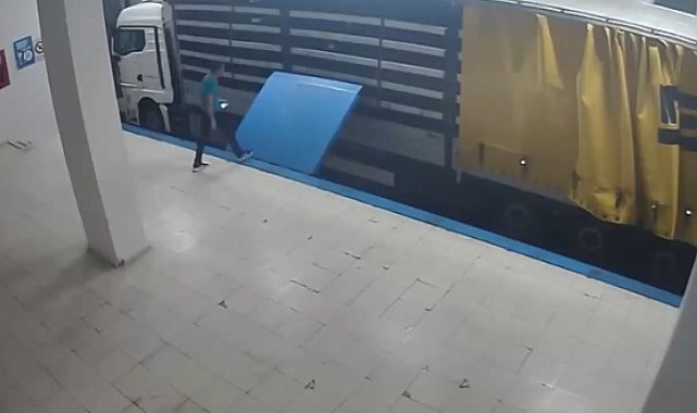 Suç örgütü üyesi TIR'ın gizli bölmesinde yurt dışına kaçmaya çalışırken yakalandı