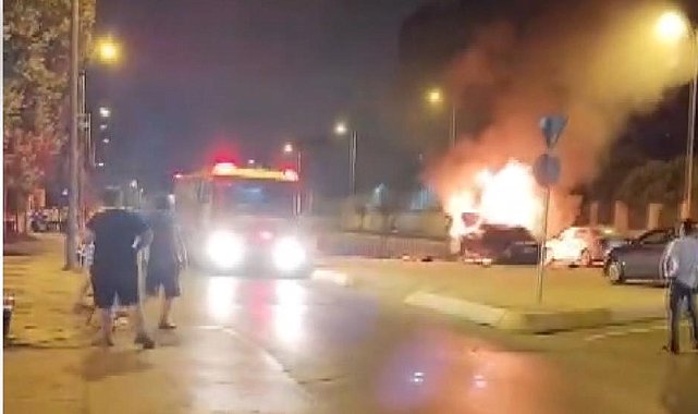 Sultanbeyli'de park halindeki araçlara çarpan otomobil alev aldı; kaçan sürücü yakalandı