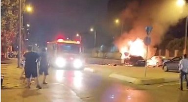 Sultanbeyli'de park halindeki araçlara çarpan otomobil alev aldı; kaçan sürücü yakalandı