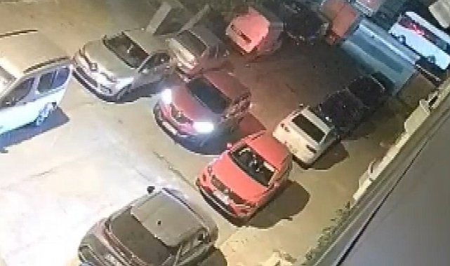 Sultangazi'de otomobile silahlı saldırı; sürücü son anda kurtuldu